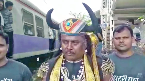 प्रवाशांना जीव गमावण्यापासून परावृत्त करणारा यमराज