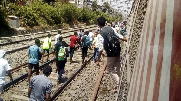 लोकलने तोडला सिग्नल! म.रे.ची वाहतूक विस्कळीत