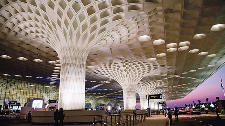 मुंबई का एयरपोर्ट हुआ 'अडानी' के हवाले