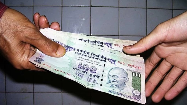 पेंडिंग बिल के एवज में मांग रहे थे रिश्वत, 4 अधिकारी गिरफ्तार