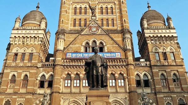 १०६ हुताम्यांच्या नातेवाईकांना नोकरी, घर द्याच!