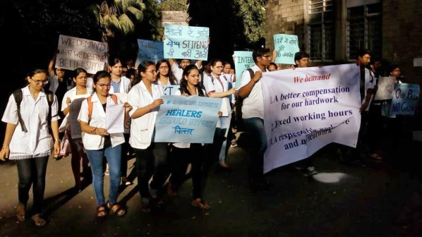 वेतनवाढीसाठी डॉक्टरांच्या संघटनांचा जे. जे. रुग्णालयात एल्गार