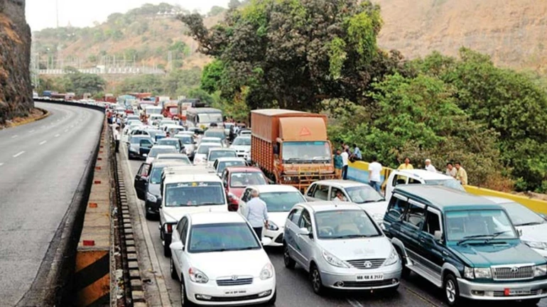 चार दिन की लंबी छुट्टी मनाने निकले मुंबईकर, ट्रैफिक का हुआ बूरा हाल