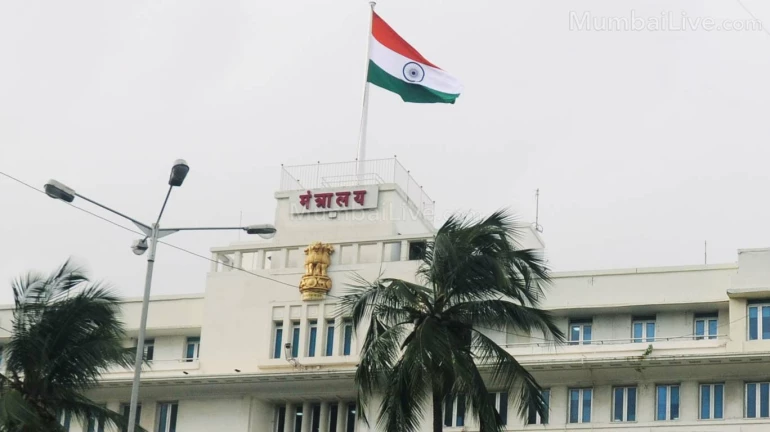 A political worker tried committing suicide outside Mantralaya demanding the arrest of Sambhaji Bhide