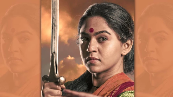 मृण्मयीनं केसरच्या भूमिकेत भरले हेरगिरीचे रंग