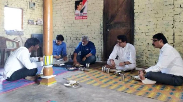 राज ठाकरेंनी घेतलं आदिवासी पाड्यात जेवण...