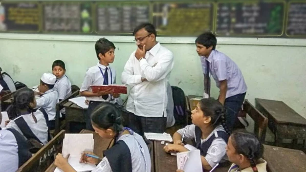 मराठी और गुजराती शिक्षकों भी पढाएंगे अग्रेजी