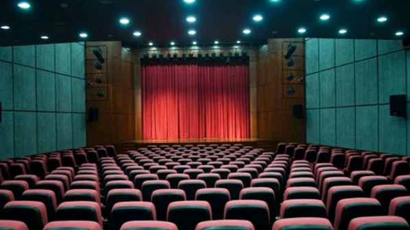 प्रबोधनकार ठाकरे नाट्यगृहात तारखांचा घोळ, मराठी कलावंत खवळले!