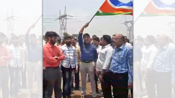 MNS workers aggressively stop officials conducting surveys for the 'Bullet Train Project'