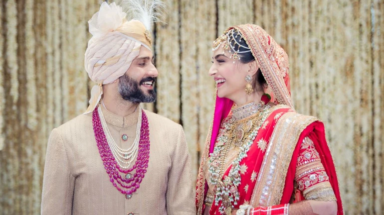 #SonamKiShaadi: Finally Sonam Kapoor becomes Mrs. Anand Ahuja