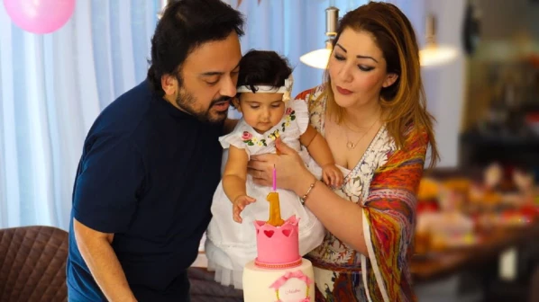अदनान सामी ने अपनी बेटी का पहला जन्मदिन जर्मनी में मनाया