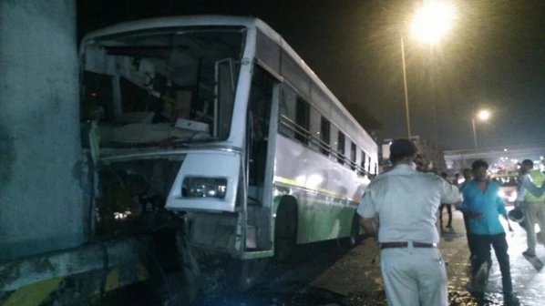 फ्री-वे पर सड़क हादसा, 14 छात्र जख्मी