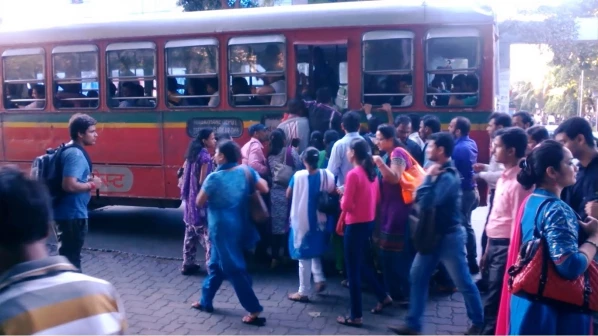 बेस्ट की बसोंं में 200 पर्स चुराने वाली महिला चोर को पुलिस ने किया गिरफ्तार