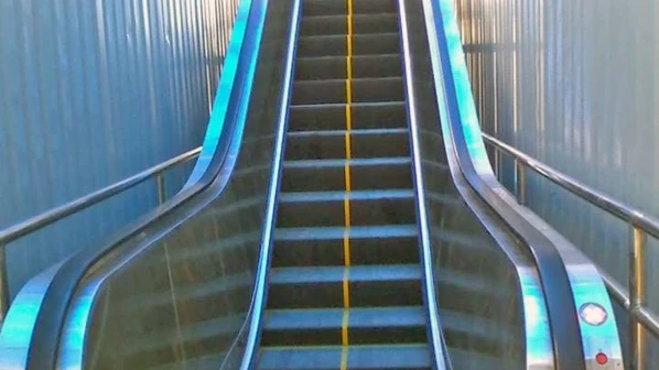 ठाणे स्टेशन पर उल्टी चली एस्केलेटर, 5 लोग जख्मी