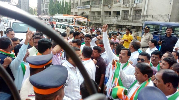 टोल वसुलीविरोधात राष्ट्रवादीचं मुलुंडमध्ये आंदोलन