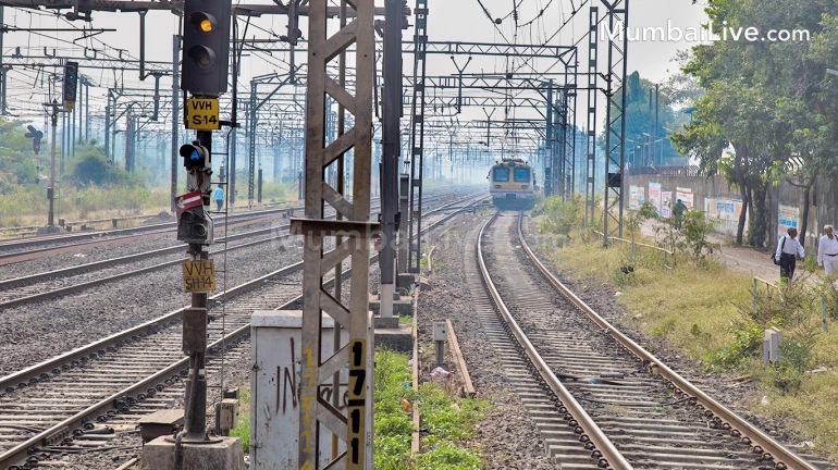 Mumbai: Garbage dump along railway tracks restricts train speed