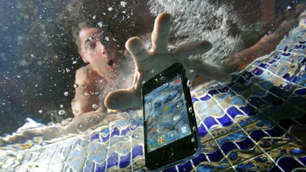 मोबाईल पाण्यात पडला? नॉट टू वरी! हे करा...