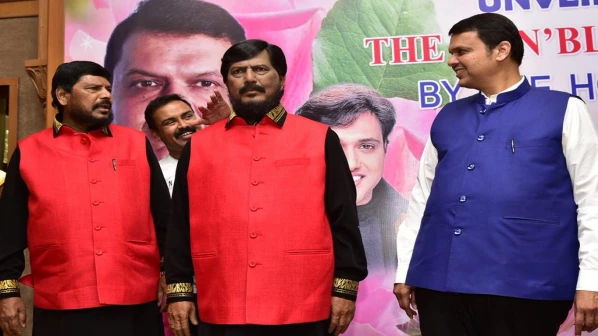 हुबेहूब आठवले!