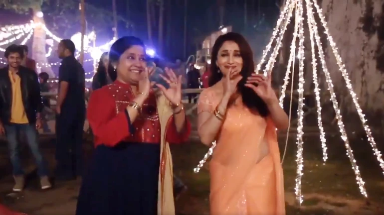 Madhuri Dixit and Renuka Shahane recreate 'Lo Chali Main' on the sets of 'Bucket List'