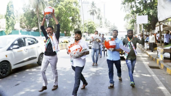 मंत्रालयासमोर भोपळा फोडून भाजप सरकारचा निषेध