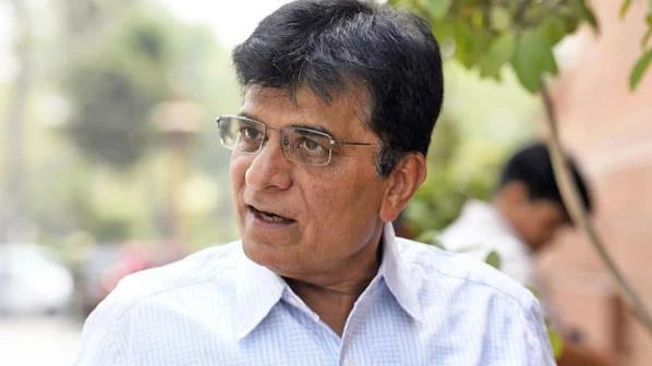 BJP MP Kirit Somaiya manhandles a hawker in Mulund