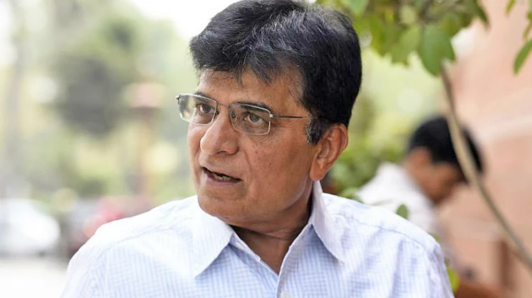 BJP MP Kirit Somaiya manhandles a hawker in Mulund