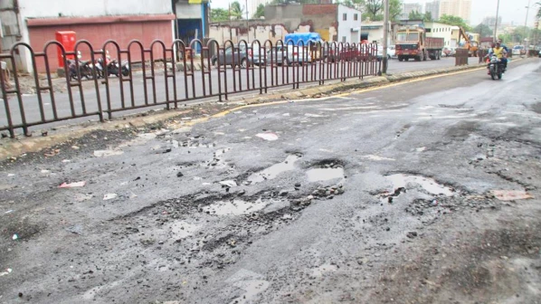 खबर काम की: सडकों पर दिखे गड्ढा, तो अपने वॉर्ड के इन वॉट्सऐप नंबर पर कीजिये शिकायत