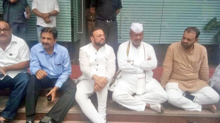 मुख्यमंत्री के खिलाफ विपक्ष के मुस्लिम विधायकों ने किया आंदोलन