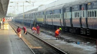 First Time Ever Railways Use Oxygen Injection to Clean Dadar-Dharavi Nullah First Time Ever Railways Use Oxygen Injection to Clean Dadar-Dharavi Nullah