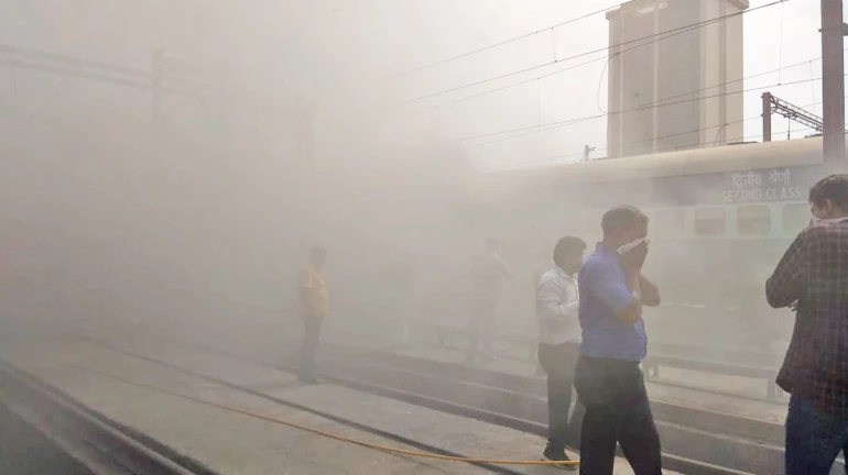 सीएसएमटी में खड़ी ट्रेन की बोगी में लगी आग