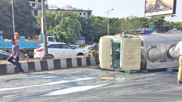 दूधाचा टँकर पलटल्याने वेस्टर्न एक्स्प्रेस वे वर वाहतूककोंडी