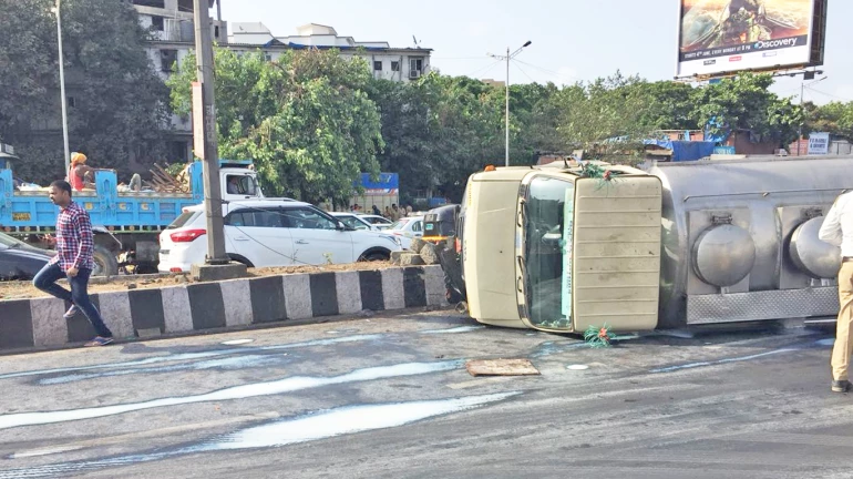 दूधाचा टँकर पलटल्याने वेस्टर्न एक्स्प्रेस वे वर वाहतूककोंडी