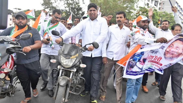 चेंबूरमध्ये निघाली दुचाकींची प्रेतयात्रा!