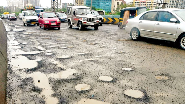 मुंबईतील रस्त्यांवरील खड्डयांची भूक होतेय कमी