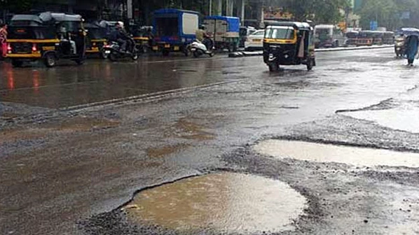 महापालिकेची खड्डयांसाठी स्वतंत्र हेल्पलाइन