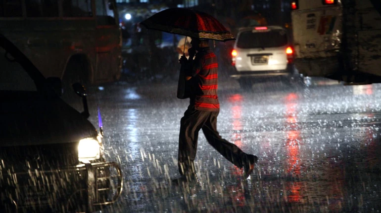 मुंबई में बारिश आई, अंधेरा लाई