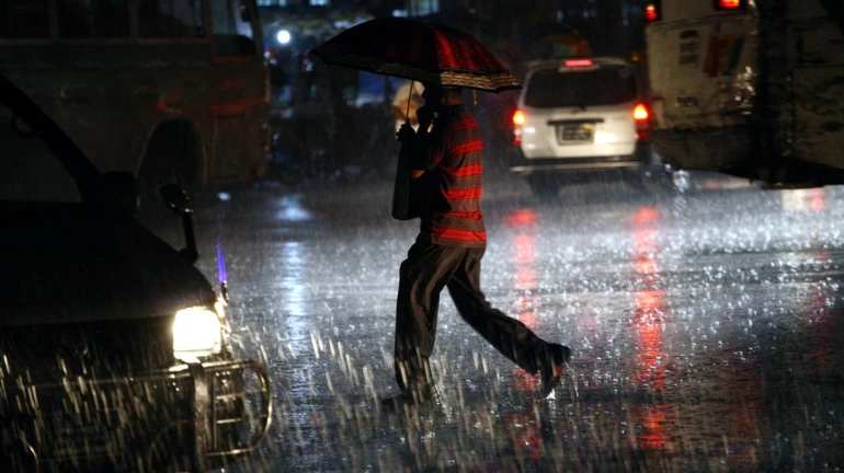 मुंबईत मुसळधार पाऊस, सर्वत्र ढगाळ वातावरण