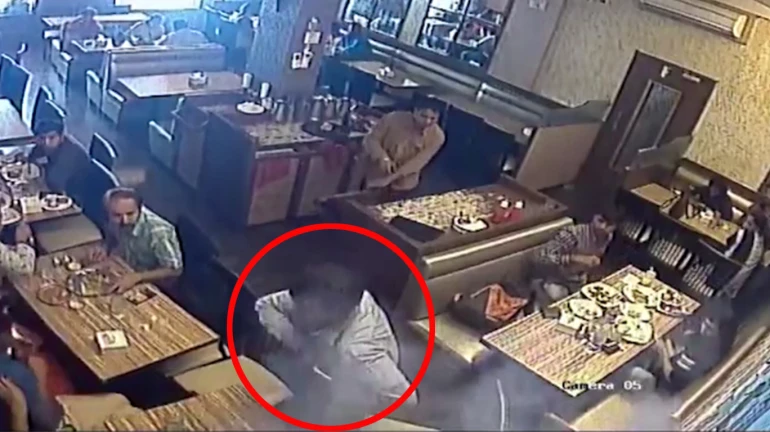 मुंबई की घटना: मोबाइल रखा था शर्ट की जेब में और हो गया ब्लास्ट, देखिये CCTV वीडियो