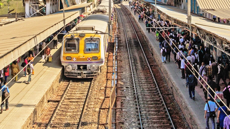 Mumbai Local News: रेलवे टिकट निकालना होगा आसान, यूटीएस मोबाइल ऐप और यूनिवर्सल पास को किया गया लिंक
