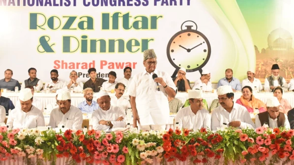टोपी नहीं पहनने वाले दे रहे हैं इफ्तार पार्टी - शरद पवार