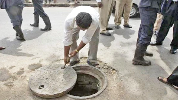 पावसात मॅनहोल्सचे झाकण उघडल्यास जेलची वारी