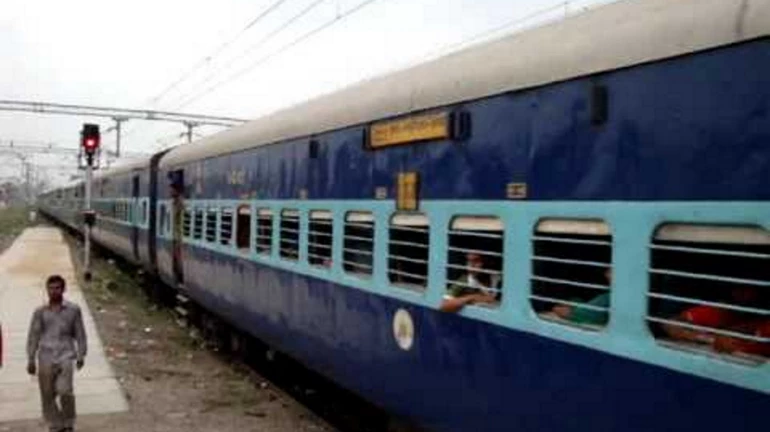 मुंबई-हावड़ा मेल के तीन डिब्बे पटरी से उतरें, कई ट्रेन डायवर्ट