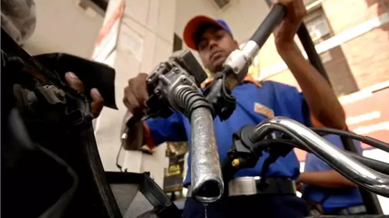 पेट्रोल और डीजल की किमतों में लगातार 13वें दिन गिरावट, मुंबई में पेट्रोल 84.41 रुपये।