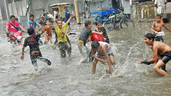 पावसाच्या पाण्यात मज्जा करताय? मग हे वाचाच