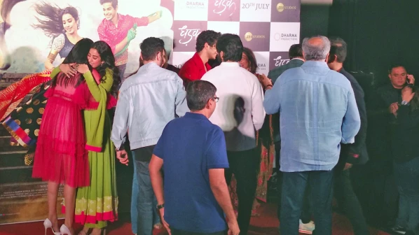 'धड़क' ट्रेलर लॉन्च:  मां श्रीदेवी की याद में जाह्नवी-खुशी की आंखों से बह निकले आंसू