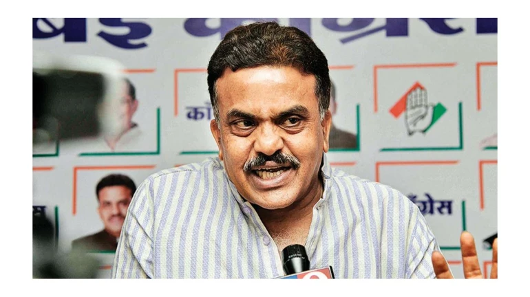 Sanjay Nirupam releases a Booklet on the Corrupt leaders in the BJP
