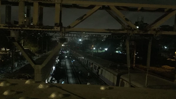 अज्ञात शख्स के कारण मध्य रेलवे की सेवा 20 मिनट तक रही प्रभावित