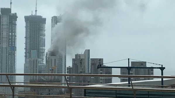 LIVE UPDATE: एक्ट्रेस दीपिका पादुकोण की बिल्डिंग में लगी आग