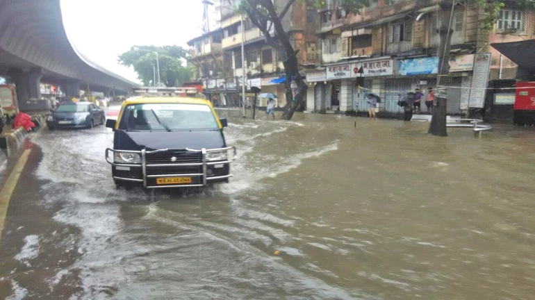 तुंबईच्या ठिकाणी पूरनियंत्रण अधिकारी?