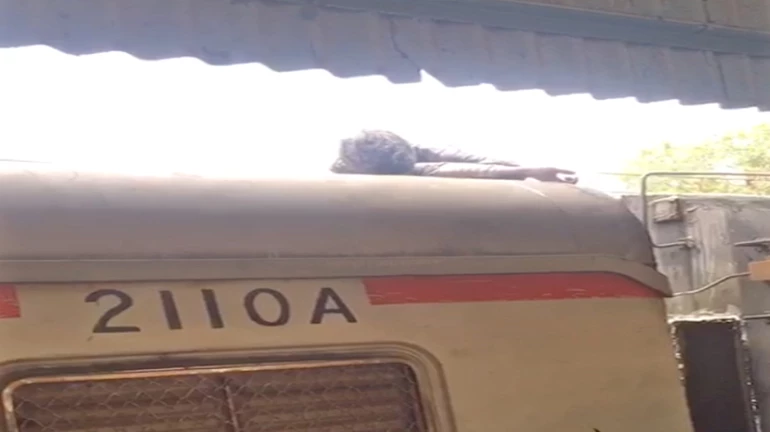ट्रेन की छत पर कर रहा था यात्रा, जिसका डर था वही हुआ